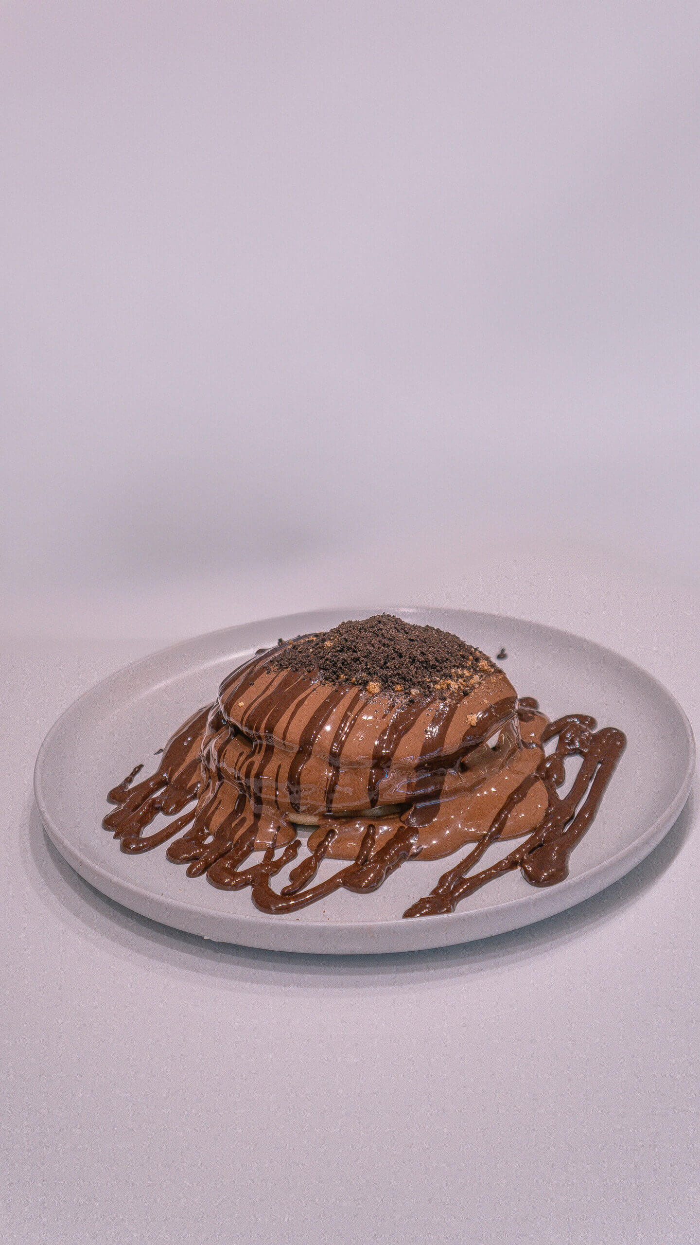 Cookie crumble pancakes with vanilla cream
